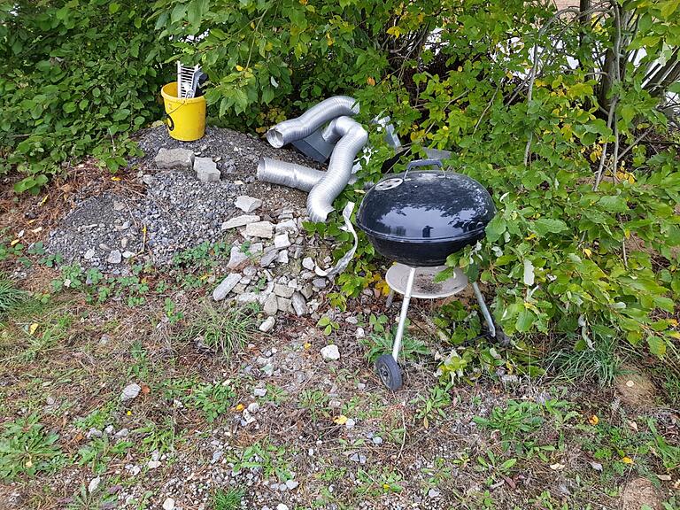 Keine Grillfete im Wald, sondern einfach die Entsorgung von Müll. Eine Tatsache, die leider immer öfter im heimischen Wald zu beobachten ist. Keine Grillfete im Wald, sondern einfach die Entsorgung von Müll. Eine Tatsache, die leider immer öfter im heimischen Wald zu beobachten ist.