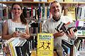 Maria Göbel, Mitorganisatorin vom Africa Festival, übergibt Manfred Ullrich, dem Musikbibliothekar der Stadtbücherei Würzburg die CDs.