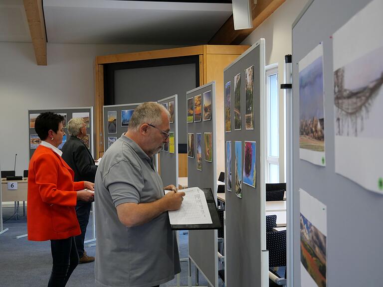 Jury-Mitglieder bei der Bewertung der Einsendungen im Landratsamt Würzburg: (von links) Kreisheimatpfleger Hermann Oberhofer, Gudrun Beck vom Fachbereich Bildung, Sport, Kultur und Ehrenamt sowie Profi-Fotograf Ronald Grunert-Held. Jury-Mitglieder bei der Bewertung der Einsendungen im Landratsamt Würzburg: (von links) Kreisheimatpfleger Hermann Oberhofer, Gudrun Beck vom Fachbereich Bildung, Sport, Kultur und Ehrenamt sowie Profi-Fotograf Ronald Grunert-Held.