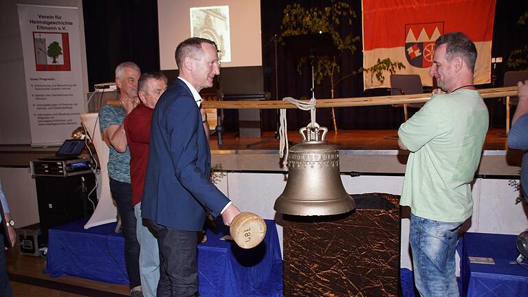 Als Eigentümer der Wallburg durfte Eltmanns Bürgermeister Michael Ziegler einen der ersten drei Schläge auf die Glocke ausführen.&nbsp;&nbsp;