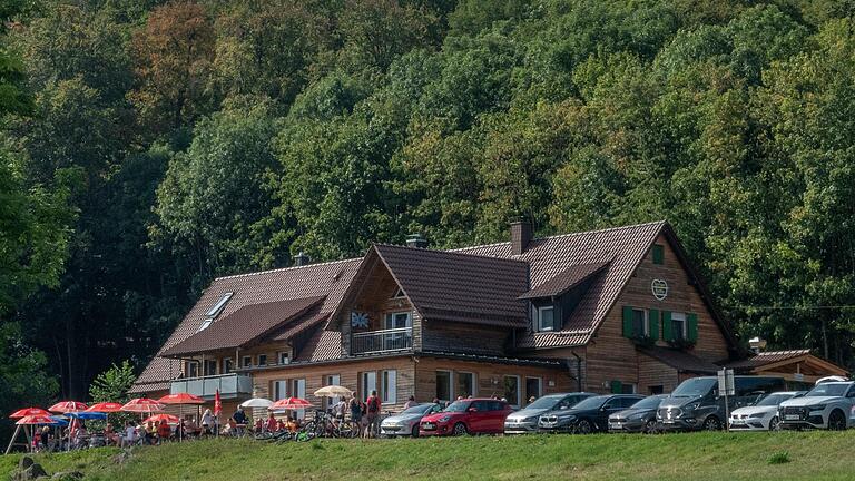 Von der Terrasse der Thüringer Hütte bietet sich ein herrlicher Blick hinüber ins Streutal oder bis ins Thüringische. Von der Terrasse der Thüringer Hütte bietet sich ein herrlicher Blick hinüber ins Streutal oder bis ins Thüringische.