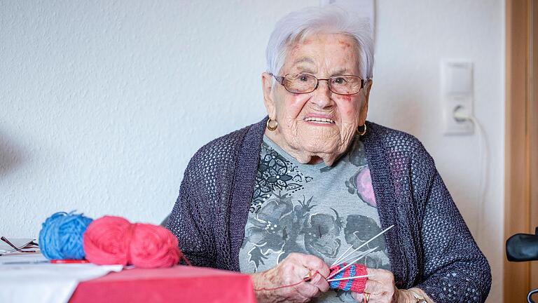 Bewohnerin Lilli Kolb ist 99 Jahre alt und hat zwei Kinder, vier Enkel und acht Urenkel. Für den ersten Ururenkel strickt sie gerade ein Geschenk.