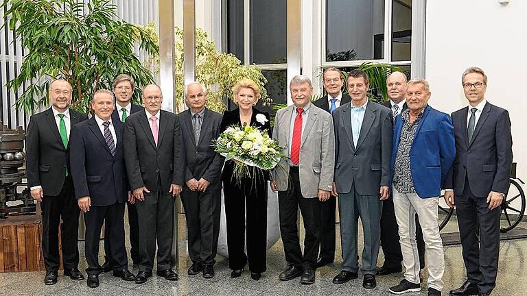 Die Gesellschafter Maria-Elisabeth Schaeffler-Thumann und Georg F. W. Schaeffler (Dritter von links), Jürgen Thumann (Fünfter von rechts), Stefan Spindler, Mitglied im Vorstand der Schaeffler AG und Vorsitzender der Geschäftsleitung Schaeffler Industrie (rechts) und Klaus Widmaier, Geschäftsleitung Personal Schaeffler Automotive und Industrie (links) sprachen den Jubilaren Dank für 50 Jahre Mitarbeit im Unternehmen aus.