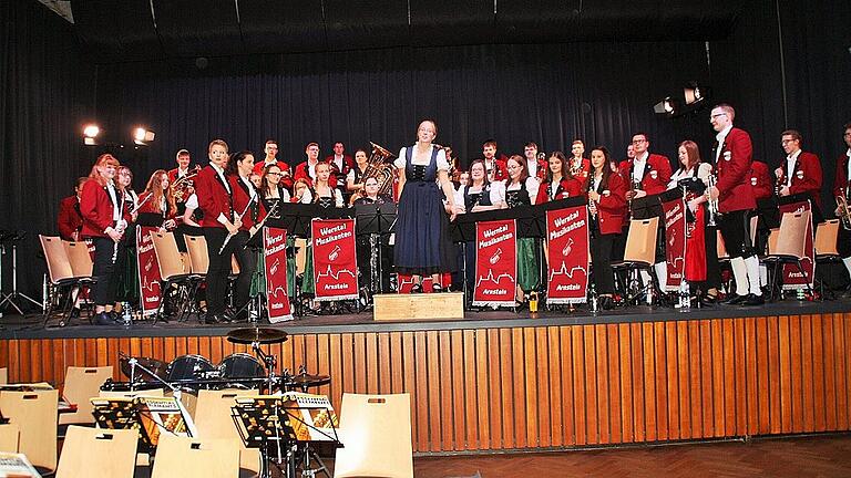 Eindrucksvoll stellte das Orchester der &bdquo;Werntal-Musikanten&rdquo; in der voll besetzten Stadthalle in Arnstein mit Dirigentin Stefanie Greif sein Können unter Beweis.