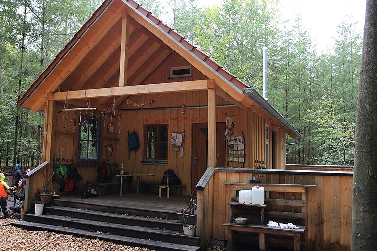 Schutzraum mitten im Wald: der Volkacher Waldkindergarten 'Waldbande'.