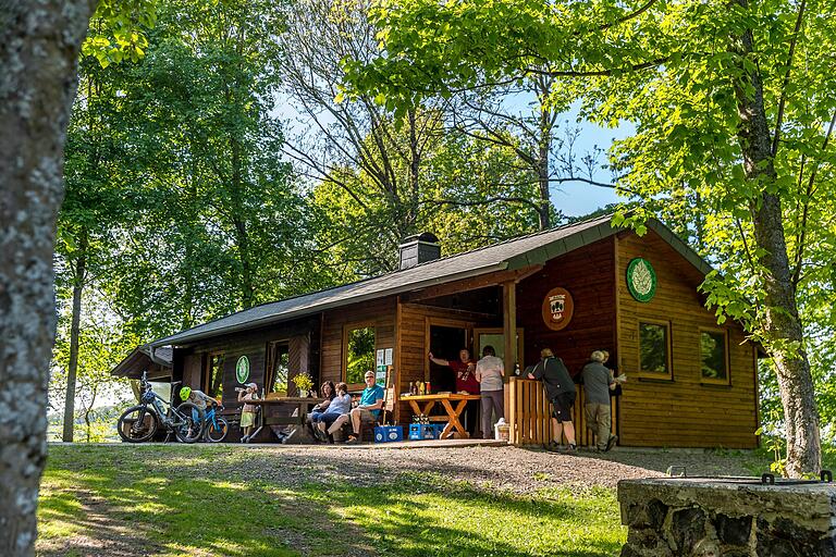 Die Extratour 'Der Hilderser' im UNESCO-Biosphärenreservat Rhön bietet jede Menge Abwechslung. Ideal für eine Pause ist die Rhönklubhütte Simmershausen.&nbsp;