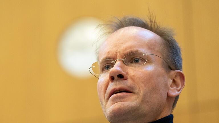 Auftakt im Wirecard-Prozess       -  Der früheren Wirecard-Vorstandschef Markus Braun steht zum Prozessauftakt an der Anklagebank im Gerichtssaal.