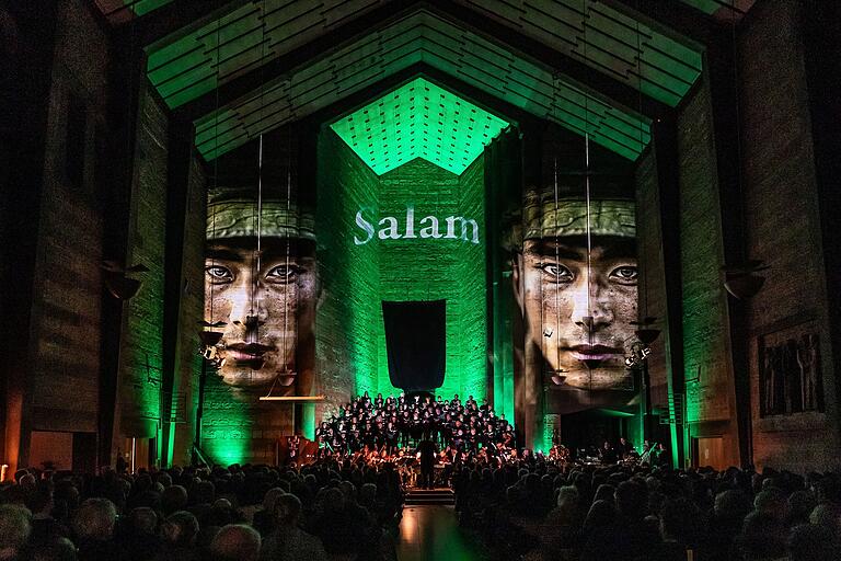 Beim Gedenkkonzert anlässlich der Zerstörung Würzburgs unterstrich eine Lichtinstallation mit Porträts von 'Peacemakers' die bewegende Musik in der Johanniskirche in Würzburg. Beim Gedenkkonzert anlässlich der Zerstörung Würzburgs unterstrich eine Lichtinstallation mit Porträts von 'Peacemakers' die bewegende Musik in der Johanniskirche in Würzburg.