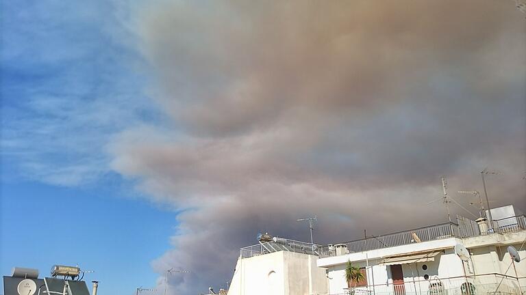 Großbrand nördlich von Athen       -  &bdquo;Die Flammen steigen mehr als 25 Meter hoch.&rdquo;