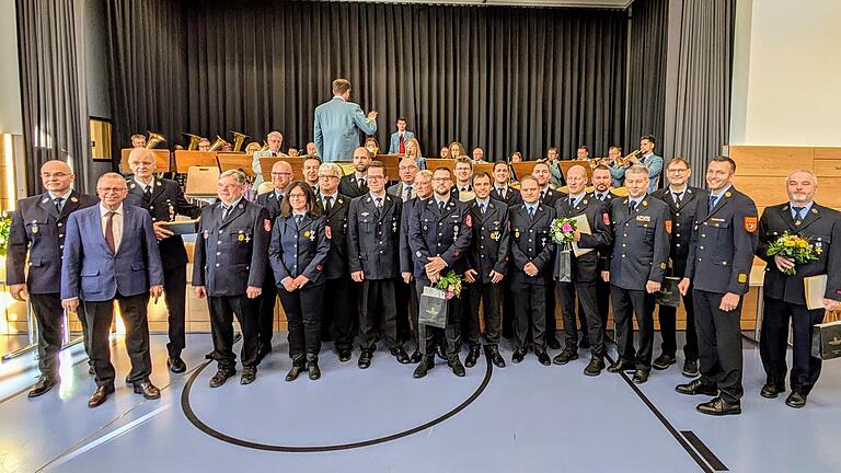 Neujahrsempfang Bad Bocklet - Das silberne Ehrenzeichen (25 Jahre) und goldene Ehrenzeichen (40 Jahre) erhielten 16 Männer und eine Frau für ihren Dienst in den Ortsteil-Feuerwehren der Gemeinde Bad Bocklet. Neujahrsempfang Bad Bocklet - Das silberne Ehrenzeichen (25 Jahre) und goldene Ehrenzeichen (40 Jahre) erhielten 16 Männer und eine Frau für ihren Dienst in den Ortsteil-Feuerwehren der Gemeinde Bad Bocklet.