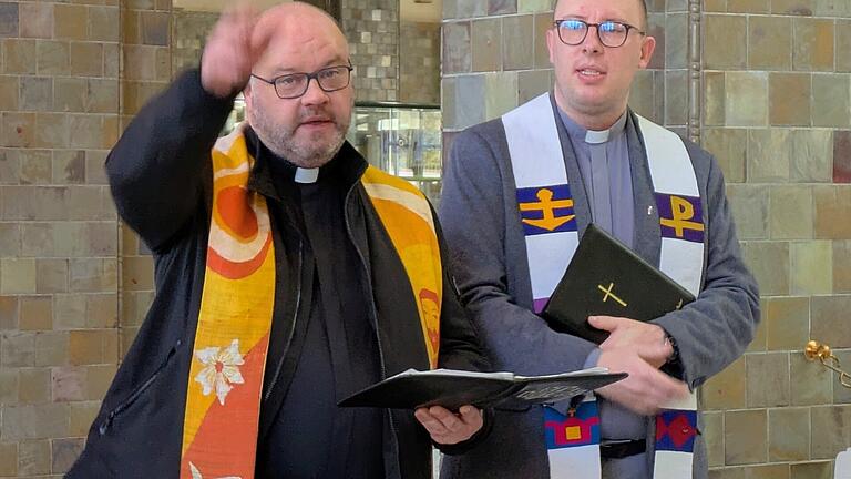 Pfarrer Gerd Greier und Diakon Maik Richter bei der Heilquellen-Segnung       -  Pfarrer Gerd Greier und Diakon Maik Richter bei der Heilquellen-Segnung