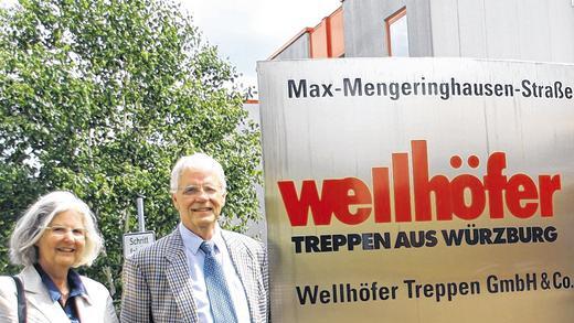 Jubilar mit Gattin: Sabine und Herbert Wellhöfer, der am Sonntag seinen 70. Geburtstag feiert, vor dem Firmensitz in der Max-Mengeringhausen-Straße am Heuchelhof. Jubilar mit Gattin: Sabine und Herbert Wellhöfer, der am Sonntag seinen 70. Geburtstag feiert, vor dem Firmensitz in der Max-Mengeringhausen-Straße am Heuchelhof.