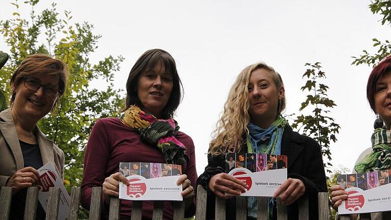 Freuen sich auf die Kooperation zwischen dem Maßbacher Theater und der Julius-Kardinal-Döpfner-Schule in Schweinfurt: (v.l.) Veronika Grebner, Leiterin der heilpädagogischen Tagesstätte, Schulleiterin Simone Bernard, Theaterpädagogin Julia Kren, Konrektorin Petra Full.