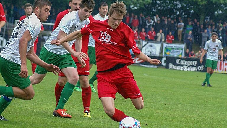 Szene aus dem vorletzten Pokalspiel: Dominik Grader (rechts) vom TSV Aubstadt erwehrt sich des Doppelangriffs seines heutigen Mitspielers Michael Kraus (links) und Kevin Fery vom FC Schweinfurt 05.