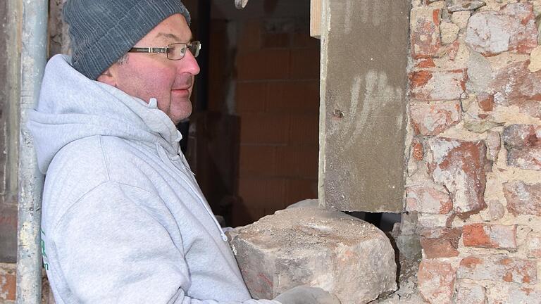 Etwa die Hälfte der sandsteinernen Fenstergewänder am alten Forsthaus müssen die Steinmetze auswechseln.&nbsp;