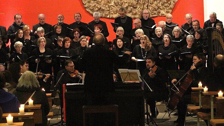 Der Gemeinschaftschor von St. Kilian Haßfurt und St. Magdalena Ebelsbach mit dem Orchester der Musikhochschule Würzburg unter der Leitung von Johannes Eirich boten ein eindrucksvolles Konzert.