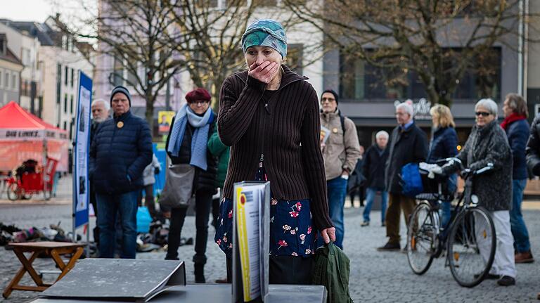 Bei der Aktion am Samstag Vormittag zum Thema Flucht von 'Schweinfurt ist bunt' auf dem Marktplatz gab es auch eine Performance von Babs Günther.