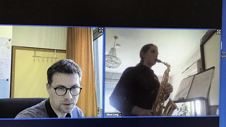 Virtueller Instrumentalunterricht am Celtis-Gymnasium: Musiklehrer Tobias Kuhn probt mit seiner Saxophonschülerin Alina Lung. Virtueller Instrumentalunterricht am Celtis-Gymnasium: Musiklehrer Tobias Kuhn probt mit seiner Saxophonschülerin Alina Lung.