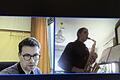 Virtueller Instrumentalunterricht am Celtis-Gymnasium: Musiklehrer Tobias Kuhn probt mit seiner Saxophonschülerin Alina Lung.