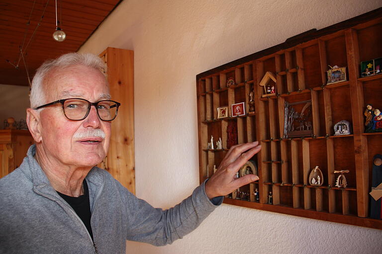 Bruno Steger baut seit 25 Jahren leidenschaftlich Weihnachtskrippen und sammelt Krippen aus aller Welt. In einem Setzkasten zeigt er Miniaturkrippen. Bruno Steger baut seit 25 Jahren leidenschaftlich Weihnachtskrippen und sammelt Krippen aus aller Welt. In einem Setzkasten zeigt er Miniaturkrippen.