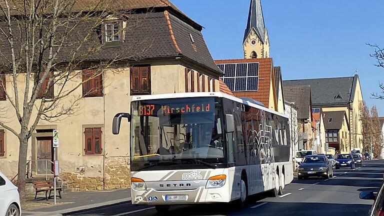 Der Busverkehr im Landkreis Schweinfurt wird umorganisiert. Es wird ab Sommer 2024 weniger Linien geben, dennoch soll jedes Dorf ans Netz angebunden werden. Im Bild ein Bus der Linie 8137 (Schweinfurt-Volkach) in Röthlein, die dann die Nummer 223 bekommen wird.