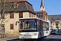 Der Busverkehr im Landkreis Schweinfurt wird umorganisiert. Es wird ab Sommer 2024 weniger Linien geben, dennoch soll jedes Dorf ans Netz angebunden werden. Im Bild ein Bus der Linie 8137 (Schweinfurt-Volkach) in Röthlein, die dann die Nummer 223 bekommen wird.