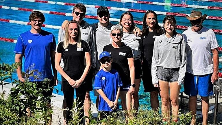 Schwimmerinnen und Schwimmer vom SV Würzburg 05 waren bei den bayerischen Sommer-Meisterschaften erfolgreich. Hintere Reihe (von links): Lars Grundheber, Wolfgang Nickel, Julian Frank, Melina Barths, Uli Brux, Rüdiger Sebastian. Vorne: Helena Bayer, Jannic Frank, Petra Nickel, Julia Kovacs.