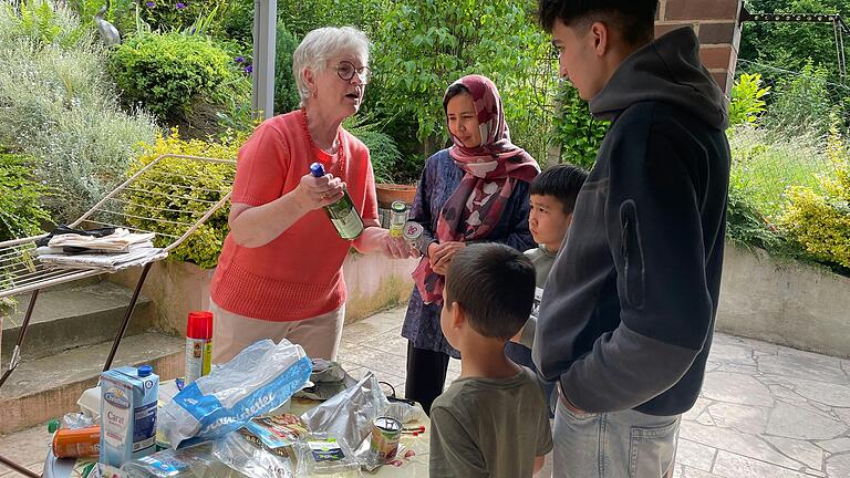 Bernadette Cosanne (links) unterstützt Geflüchtete in Karlstadt bei Alltagsfragen. Hier ist sie bei Familie Nazari, Suleiman Asadi (rechts) aus einer anderen geflüchteten Familie hilft bereits beim Übersetzen.