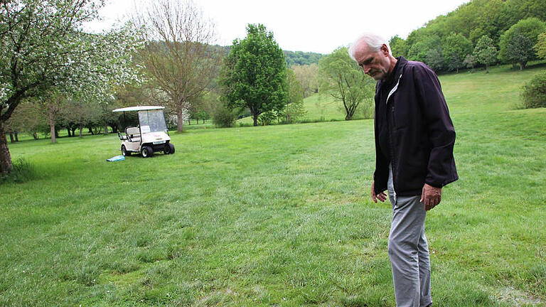 Golfpräsident Franz-Josef Schäfer zeigt die Stellen, die durch die Bauaktivitäten des Bibers unter vernässt sind. Hier ist an Golfspielen nicht zu denken. Fotos: Heike Beudert       -  Golfpräsident Franz-Josef Schäfer zeigt die Stellen, die durch die Bauaktivitäten des Bibers unter vernässt sind. Hier ist an Golfspielen nicht zu denken. Fotos: Heike Beudert