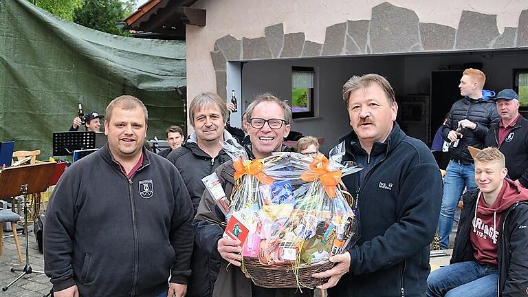 Die erste eigene Polka       -  (kej)   Ihre erste eigene Polka komponierte und schenkte Erich Richard Weber (Dritter von links) aus Gauaschach der Blaskapelle Altbessingen. Das Stück heißt &bdquo;Am Kiliansbrunnen&ldquo; in Anlehnung an den während der Dorferneuerung in Altbessingen neu hergerichteten Kiliansbrunnen in der Ortsmitte. Weber komponierte das Stück anlässlich des 40-jährigen Bestehens der Blaskapelle. Darüber habe man sich so sehr gefreut, dass sich die Musiker nun mit einer Probe samt anschließender Verköstigung beim Komponisten zu Hause bedankten. Die Vorstandschaft des Musikvereins übergab zudem einen Präsentkorb. Im Bild von links: Matthias Full, Vorsitzender Musikverein Altbessingen, Roland Full, stellvertretender Vorsitzender, Erich Weber (mit Präsent) sowie Dieter Kuhn (Kassier).