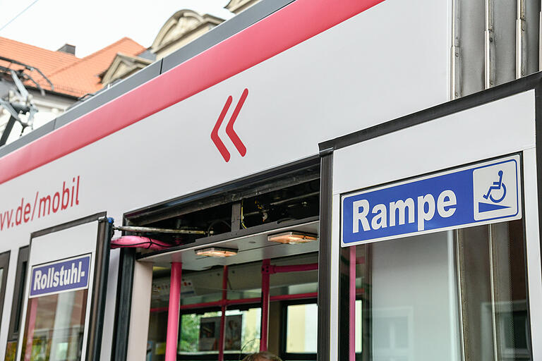 Das Wort „Rollstuhl-Rampe“ mit einem entsprechenden Symbol finden Fahrgäste im oberen Bereich der Tür.