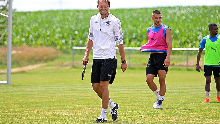 Als Spieler des TSV Aubstadt hatte er die Kapitänsbinde am Arm, jetzt hat Julian Grell (vorne) das Heft als Trainer des SV Euerbach/Kützberg in der Hand.