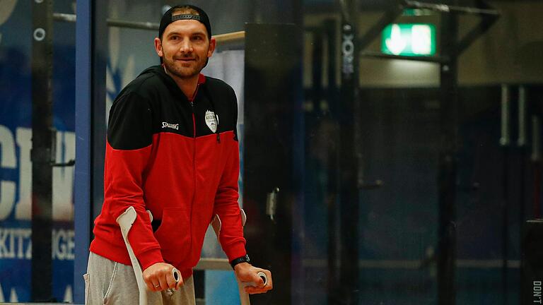 Der verletzte Felix Hoffmann verfolgte das Spiel der Würzburg Baskets gegen die MLP Academics Heidelberg von der Bank. Er wird seinem Team wohl sechs Wochen fehlen.