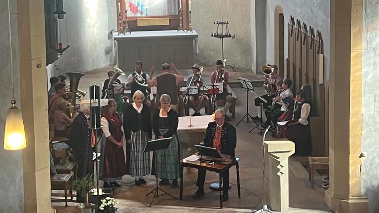Die Vasbler Krammetsvögel, die Waigolshäuser Zwiggerli und die Sprecherinnen Veronika Klose und Gertrud Pfister in der Wallfahrtskirche. Die Vasbler Krammetsvögel, die Waigolshäuser Zwiggerli und die Sprecherinnen Veronika Klose und Gertrud Pfister in der Wallfahrtskirche.