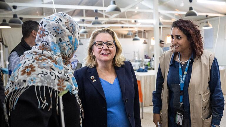 Entwicklungsministerin Schulze.jpeg       -  Entwicklungsministerin Svenja Schulze besucht ein Flüchtlingscamp. Das Zaatari Flüchtlingscamp ist das größte in der Region mit rund 84.000 Flüchtlingen.