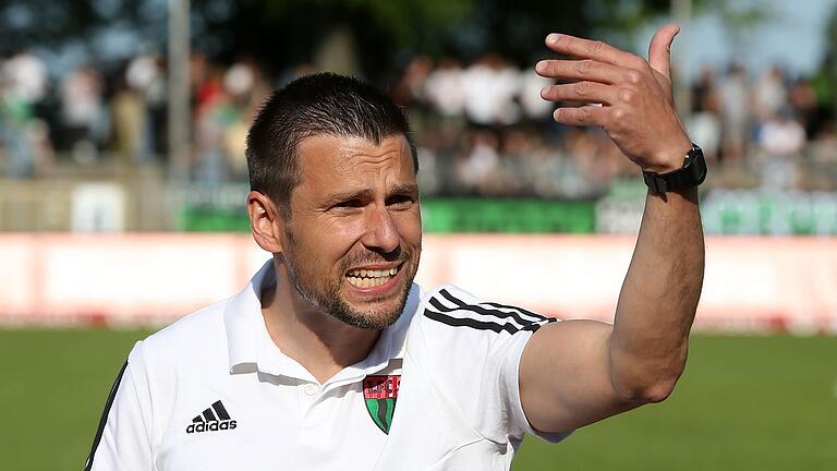 Emotional am Spielfeldrand: FC-05-Sportleiter Andreas Brendler hält es nicht auf der Tribüne, er will bei der Mannschaft sein, die maßgeblich er zusammengestellt hat.