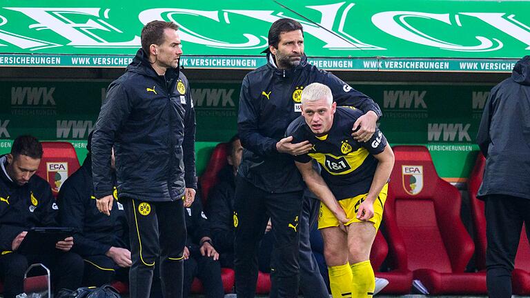 FC Augsburg - Borussia Dortmund       -  Dortmunds Julian Ryerson musste in Augsburg verletzt vom Platz.