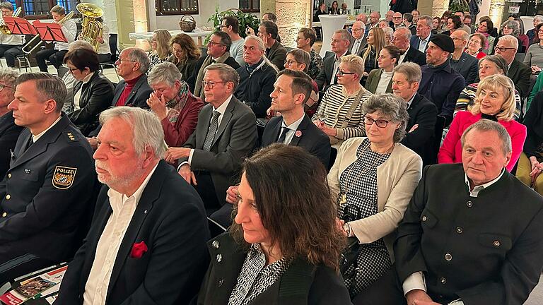Aufmerksame Zuhörer beim Neujahrsempfang der Stadt Kitzingen im historischen Rathaus. Aufmerksame Zuhörer beim Neujahrsempfang der Stadt Kitzingen im historischen Rathaus.