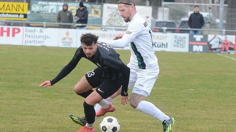 Engagierte Vorstellung, die am Ende nicht belohnt wurde: Fabio Tudor vom TSV Karlburg im Zweikampf mit dem Eltersdorfer Tobias Herzner (rechts). Engagierte Vorstellung, die am Ende nicht belohnt wurde: Fabio Tudor vom TSV Karlburg im Zweikampf mit dem Eltersdorfer Tobias Herzner (rechts).