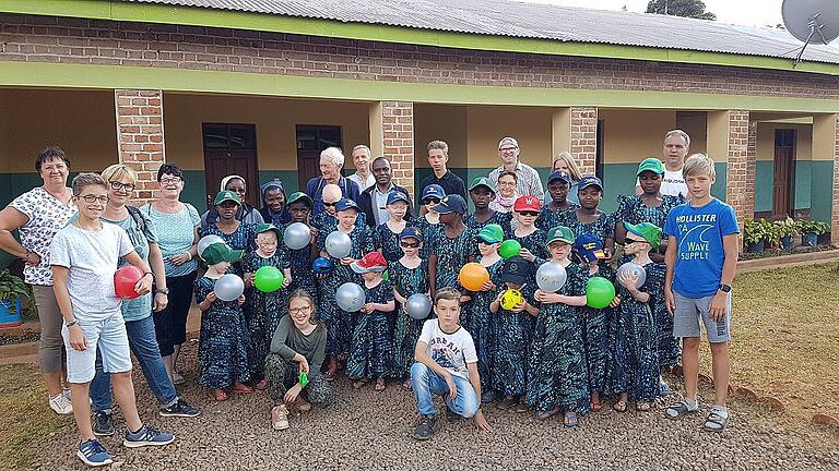 Freude bei den Albino-Kindern über Käppis, Sonnenbrillen und Luftballons.