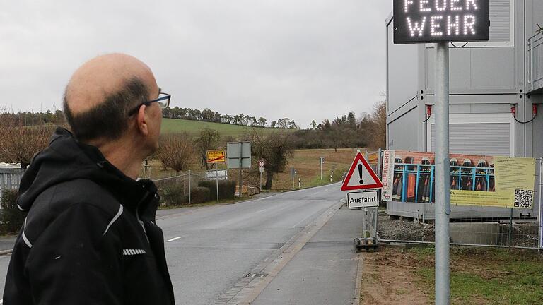 Brenzlige Ausfahrtsituation auf die Karbacher Straße: Um die Autofahrer auf die ausfahrenden Feuerwehrfahrzeuge aufmerksam zu machen, sind in beiden Richtungen LED-Lampen angebracht worden.