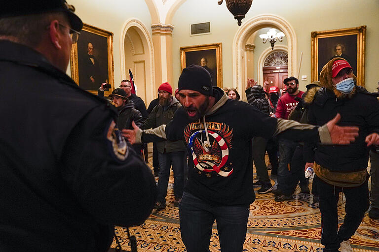 Demonstranten gestikulierten vor der US-Kapitol-Polizei auf dem Gang vor der Senatskammer im Kapitol.