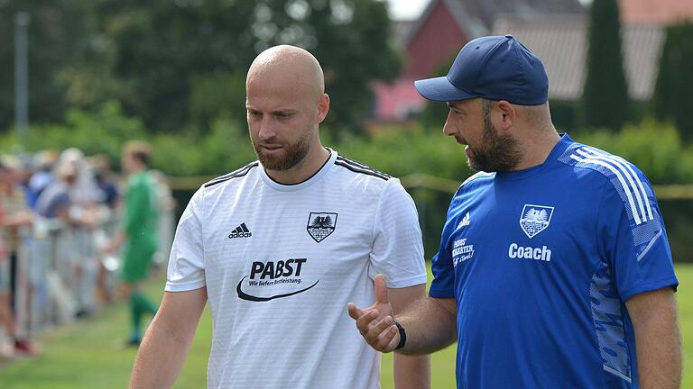 War mit der Leistung nach der Pause nicht zufrieden: Gochsheims Coach Stefan Riegler (rechts).&nbsp;