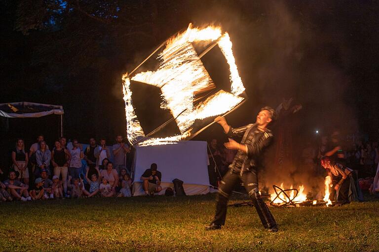 Die „Steam Show“ aus Belarus mit Drachen und Feuer-Kunst ist wieder mit dabei.