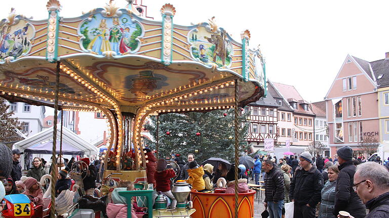 Mit fahrenden Marktkaufleuten und einem Flohmarkt in den Straßen, geöffneten Geschäften sowie dem Kunst- und Handwerkermarkt im Rathaus bot der Andreasmarkt in Karlstadt wieder Gelegenheit für Weihnachtseinkäufe. Beim Bühnenprogramm präsentierten sich unter dem Motto „Orient trifft Okzident“ die zwei Karlstadter Moscheen.