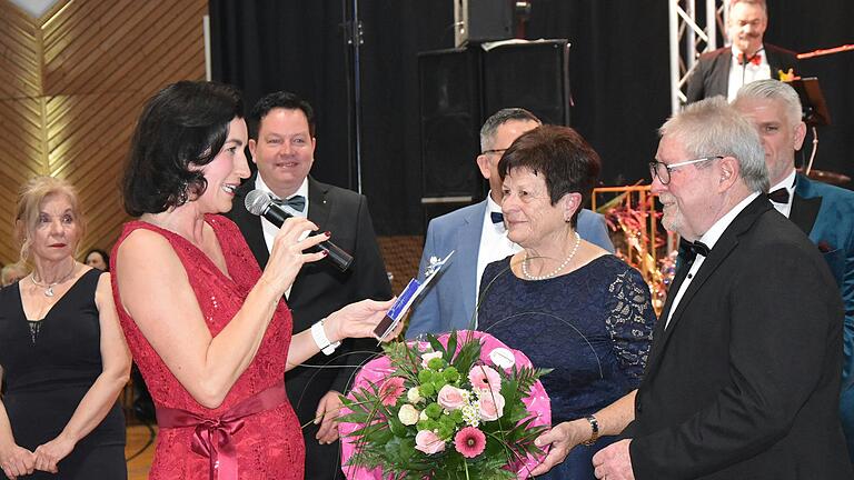 Dorothee Bär (links) dankte Gerhard Zösch (rechts) und seiner Frau Roswitha für die reibungslose Organisation des Balls.