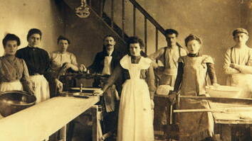 In der Bäckerei von Siegmund Stern (Mitte) in Bad Brückenau wurden im Frühjahr wochenlang Matzen gebacken und in großen Rollen verschickt (Bild von 1907). Stern zog 1900 von Züntersbach nach Bad Brückenau. (Alle Fotos dieser Seite stammen aus dem Buch „Nachbarn der Vergangenheit“ von Cornelia und Michael Mence.) - In der Bäckerei von Siegmund Stern (Mitte) in Bad Brückenau wurden im Frühjahr wochenlang Matzen gebacken und in großen Rollen verschickt (Bild von 1907). Stern zog 1900 von Züntersbach nach Bad Brückenau. (Alle Fotos dieser Seite stammen aus dem Buch „Nachbarn der Vergangenheit“ von Cornelia und Michael Mence.) In der Bäckerei von Siegmund Stern (Mitte) in Bad Brückenau wurden im Frühjahr wochenlang Matzen gebacken und in großen Rollen verschickt (Bild von 1907). Stern zog 1900 von Züntersbach nach Bad Brückenau. (Alle Fotos dieser Seite stammen aus dem Buch „Nachbarn der Vergangenheit“ von Cornelia und Michael Mence.) - In der Bäckerei von Siegmund Stern (Mitte) in Bad Brückenau wurden im Frühjahr wochenlang Matzen gebacken und in großen Rollen verschickt (Bild von 1907). Stern zog 1900 von Züntersbach nach Bad Brückenau. (Alle Fotos dieser Seite stammen aus dem Buch „Nachbarn der Vergangenheit“ von Cornelia und Michael Mence.)