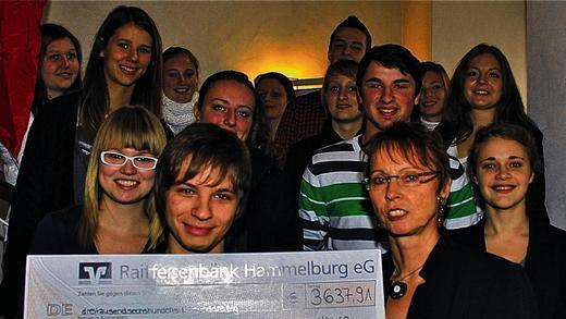 Wettsieger: Die Gymnasiasten überreichten ihre Spende.