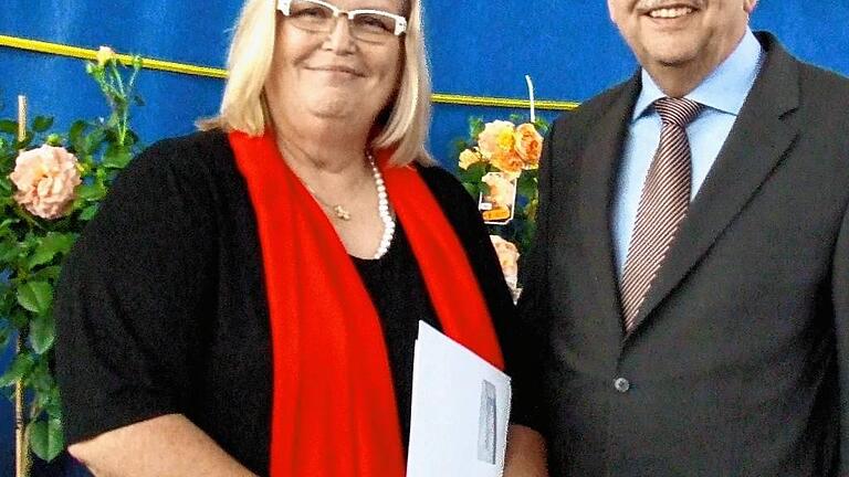 Die Karlstadter Realschule war immer ihre Wunschschule. Doch es sollte bis 2010 dauern, ehe Birgit Wedl dort für fünf Jahre als Schulleiterin „landete“ – nach Stationen in Würzburg, Marktheidenfeld, Gemünden und Ebern. Nach 43 Jahren Schuldienst geht Wedl in den Ruhestand. Mit im Bild: Ministerialbeauftragter Horst Karch. Die Karlstadter Realschule war immer ihre Wunschschule. Doch es sollte bis 2010 dauern, ehe Birgit Wedl dort für fünf Jahre als Schulleiterin „landete“ – nach Stationen in Würzburg, Marktheidenfeld, Gemünden und Ebern. Nach 43 Jahren Schuldienst geht Wedl in den Ruhestand. Mit im Bild: Ministerialbeauftragter Horst Karch.