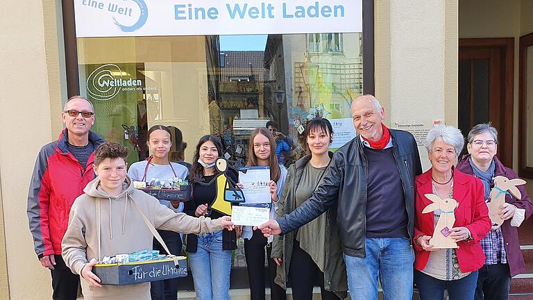 Pastoralreferent Josef Pohli, die Firmlinge Elias Heller, Tenisha Booker, Sairi Tejeda López und Lea Radina, vom Helferkreis Gerolzhofen Vanessa Buttgereit und Erich Servatius und von der Vorstandschaft des Eine-Welt-Gerolzhofen e.V. Doris Geißler und Elke Niedermeier. Pastoralreferent Josef Pohli, die Firmlinge Elias Heller, Tenisha Booker, Sairi Tejeda López und Lea Radina, vom Helferkreis Gerolzhofen Vanessa Buttgereit und Erich Servatius und von der Vorstandschaft des Eine-Welt-Gerolzhofen e.V. Doris Geißler und Elke Niedermeier.